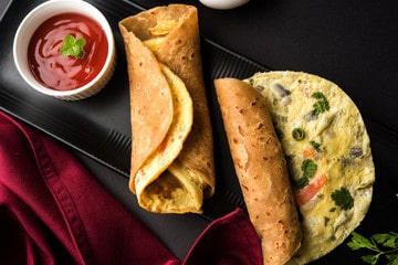 omelette and bread roll 